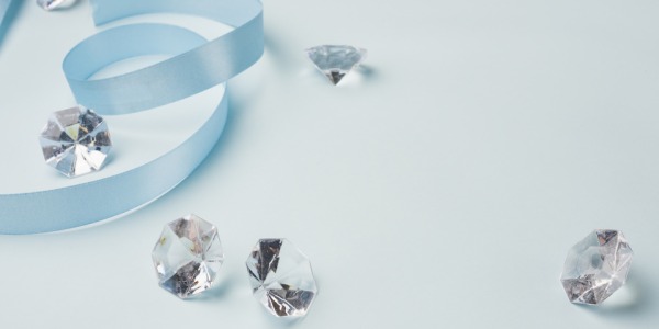Lo zircone: curiosità e differenze con diamanti e cristallo 